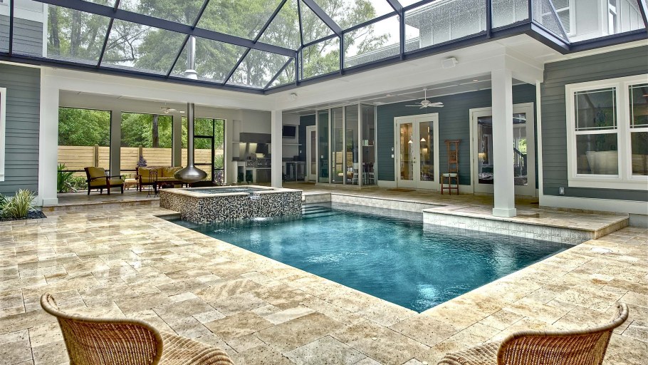 Дом с бассейном