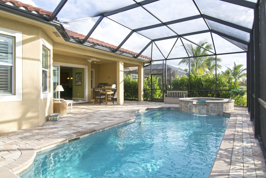 Коттедж с бассейном во дворе