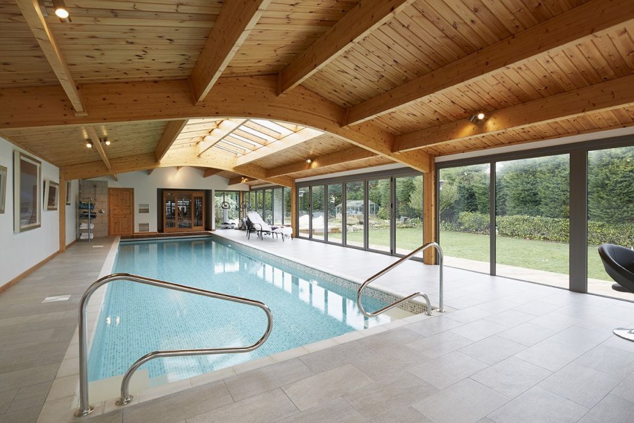 Дом с крытым бассейном