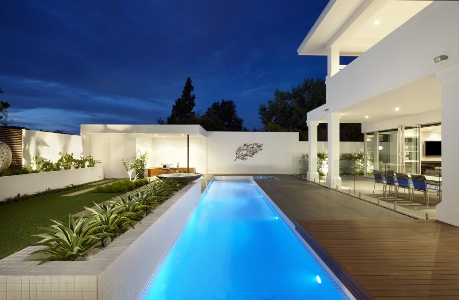 Бассейн в современном стиле на улице