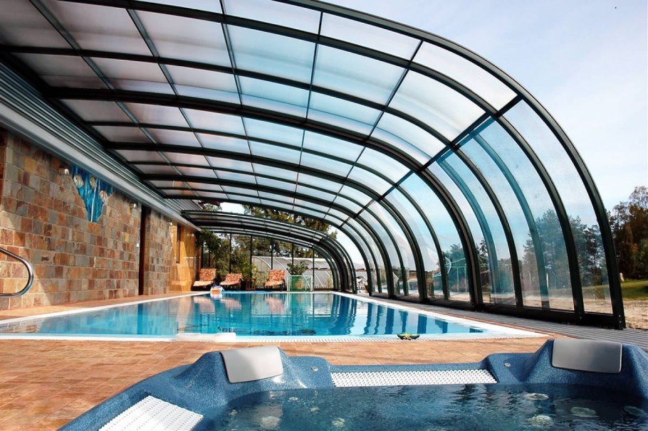 Бассейн под стеклянной крышей