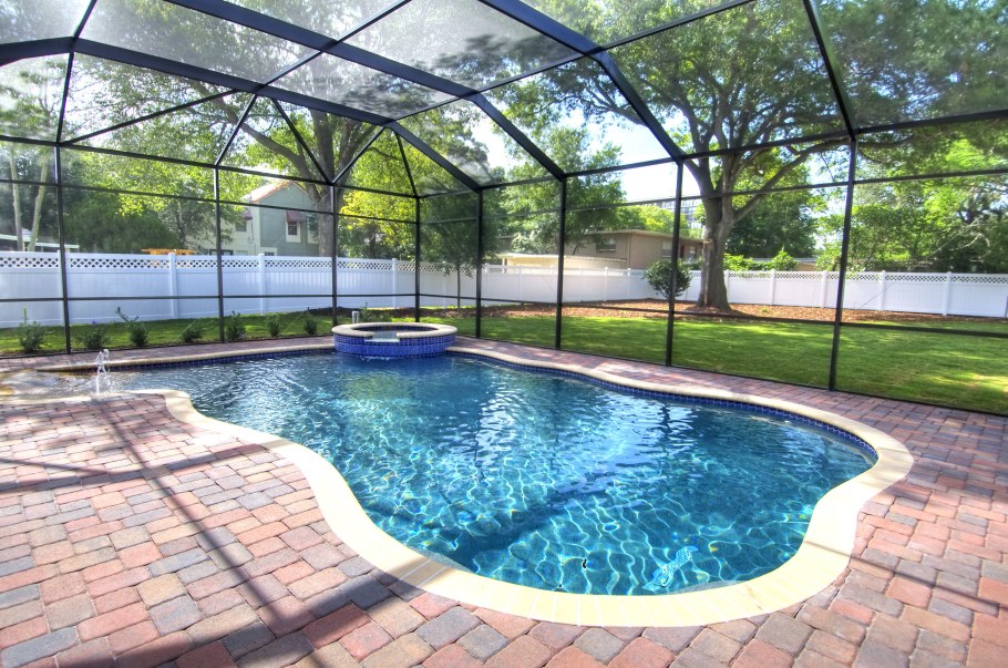 Закрытый дворик с бассейном