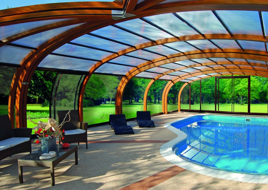 Деревянный навес над бассейном