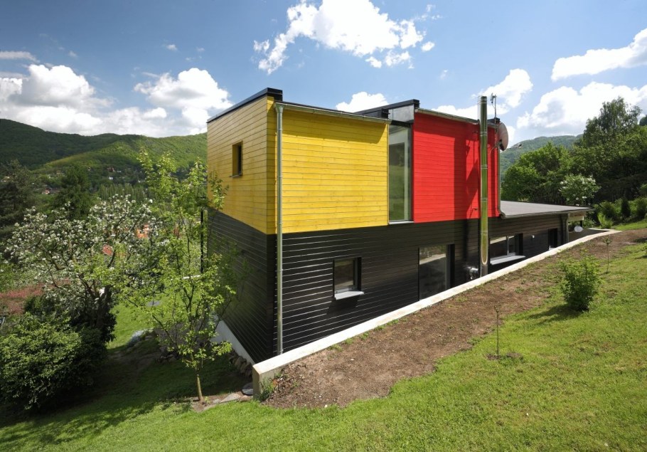 Дом из контейнеров на склоне