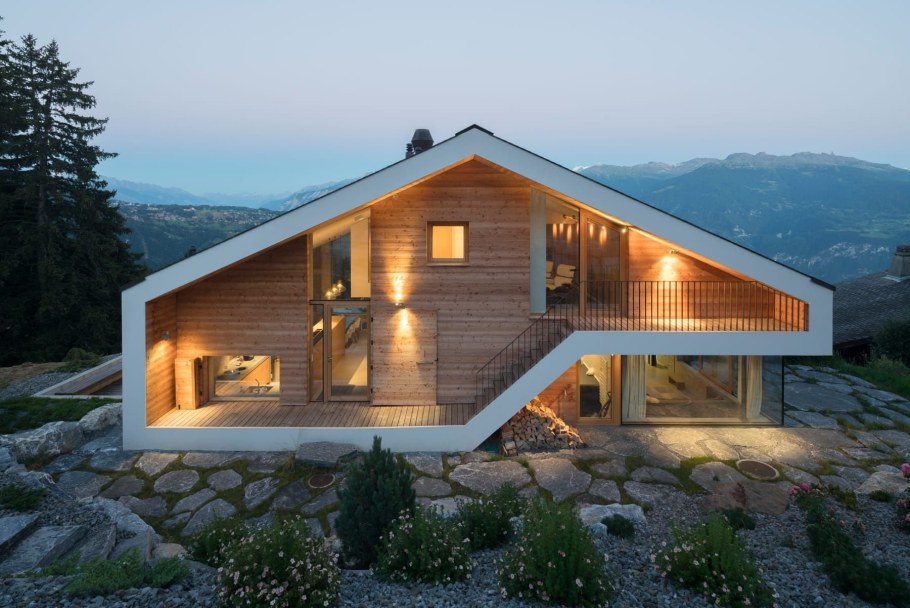 Деревянный домик на склоне