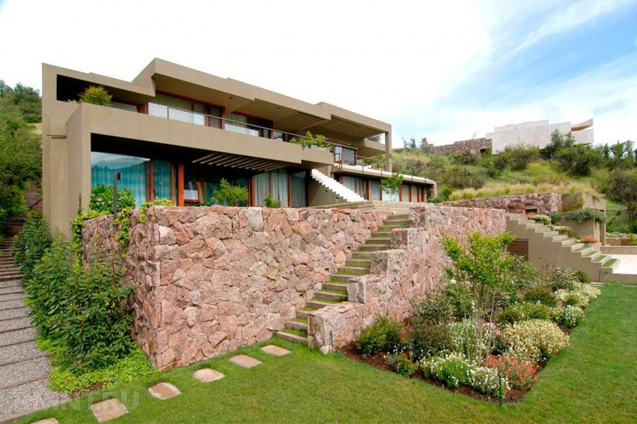 Небольшой домик на склоне