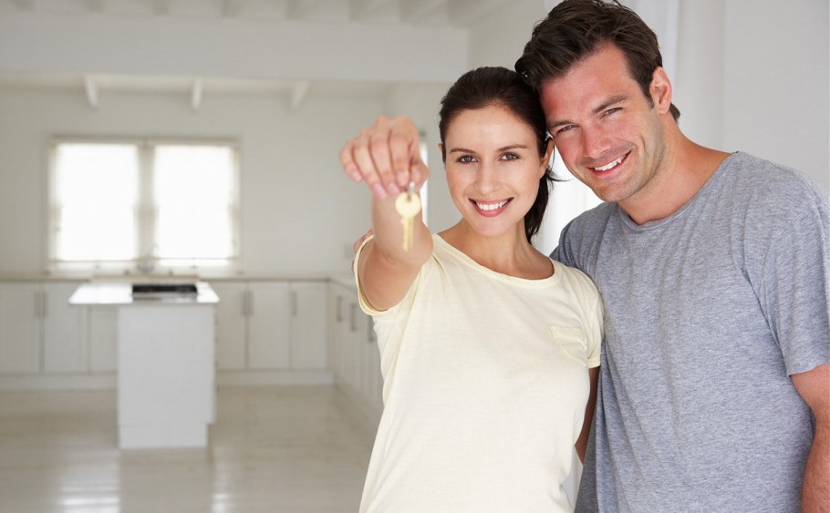 Счастливые люди в квартире