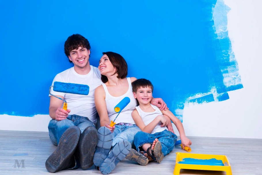 Семья на голубом фоне