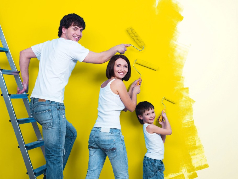 Семья красит стену