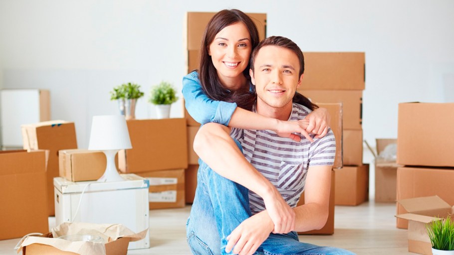 Грустная семья в квартире