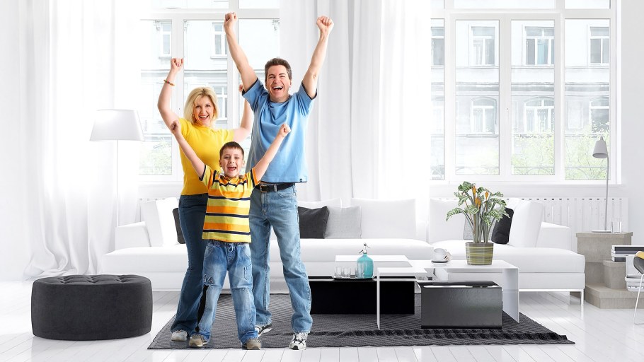 Счастливые люди в квартире