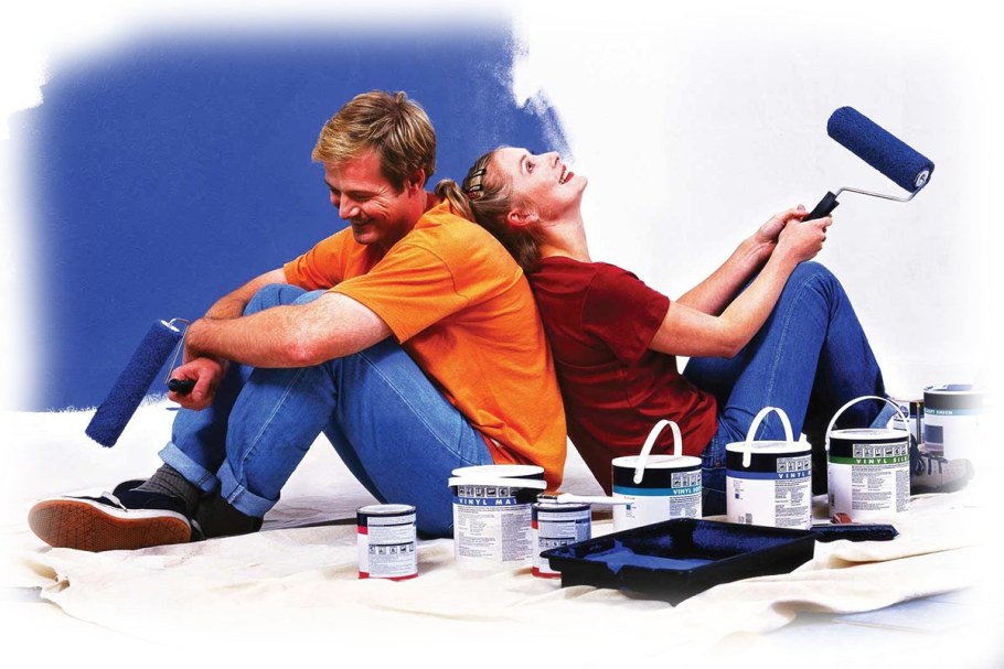 Семья делает ремонт