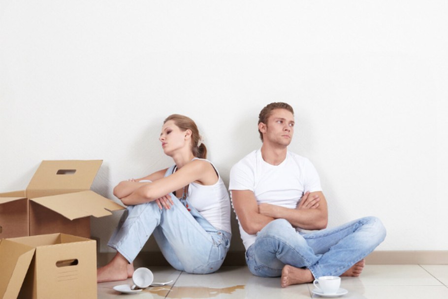 Счастливая семья в новой квартире