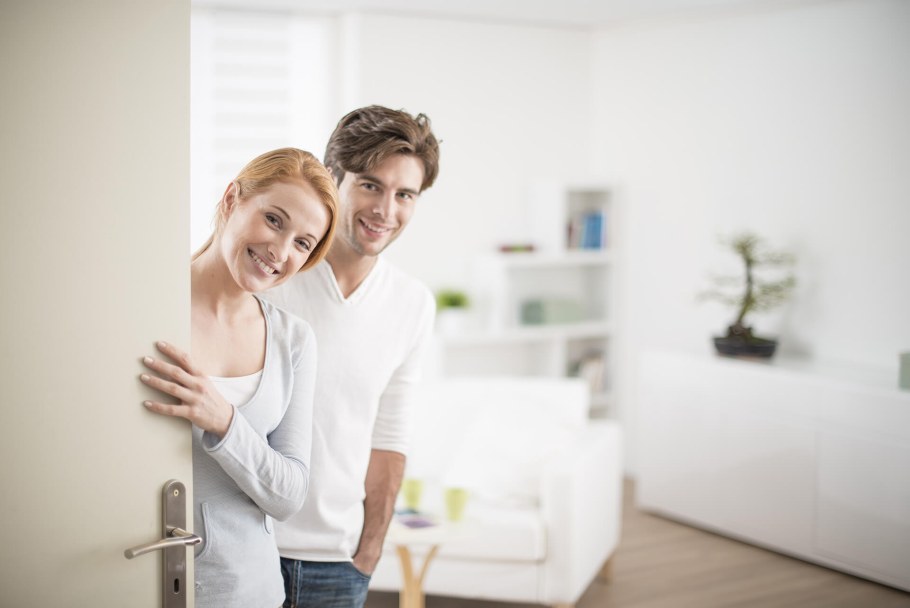 Счастливая пара в квартире