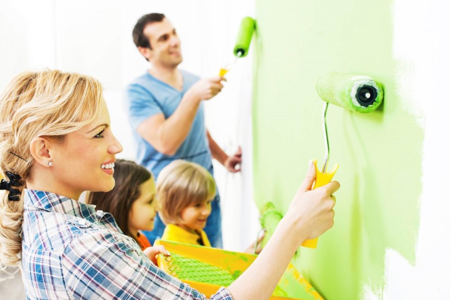 Семья красит стену