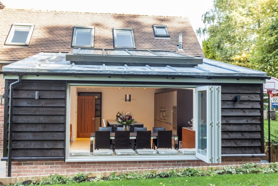 Пристройка к старому деревянному дому