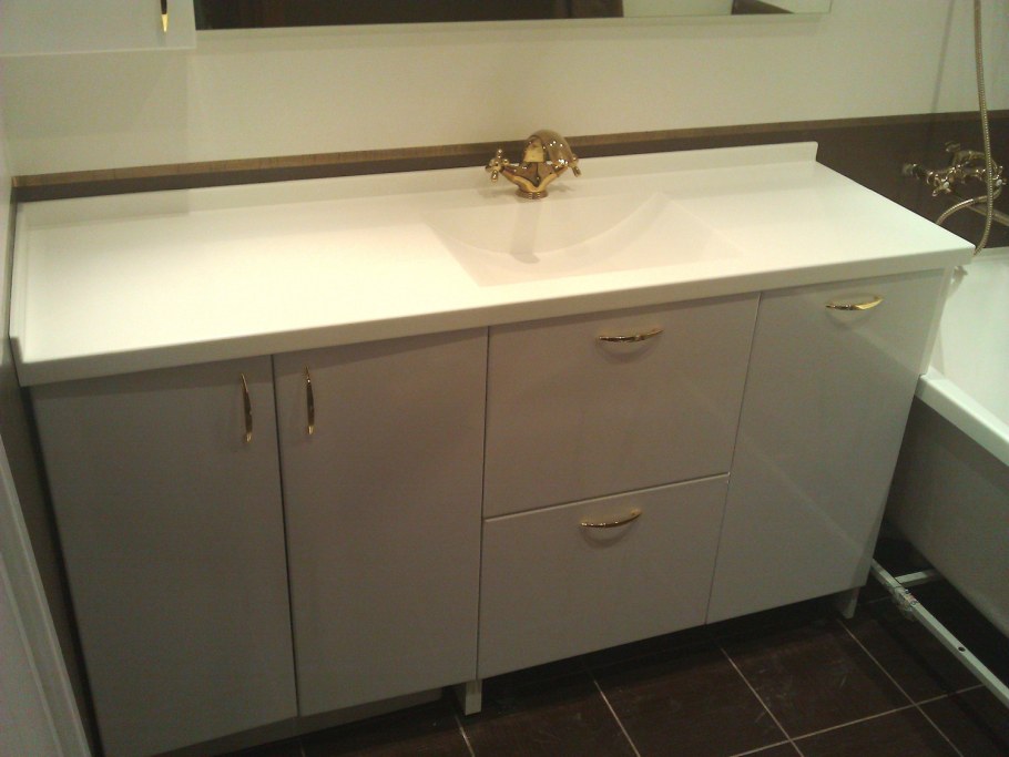 Угловая столешница в ванную