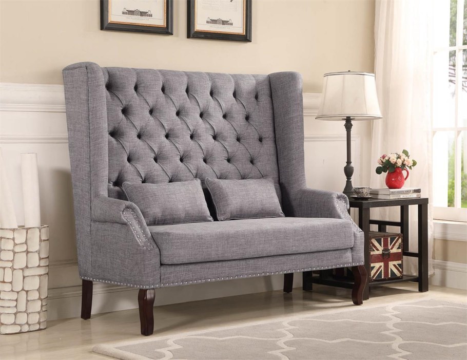 Диван с высокой спинкой