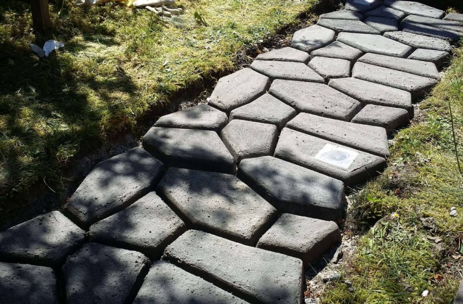 Бетонные дорожки на даче