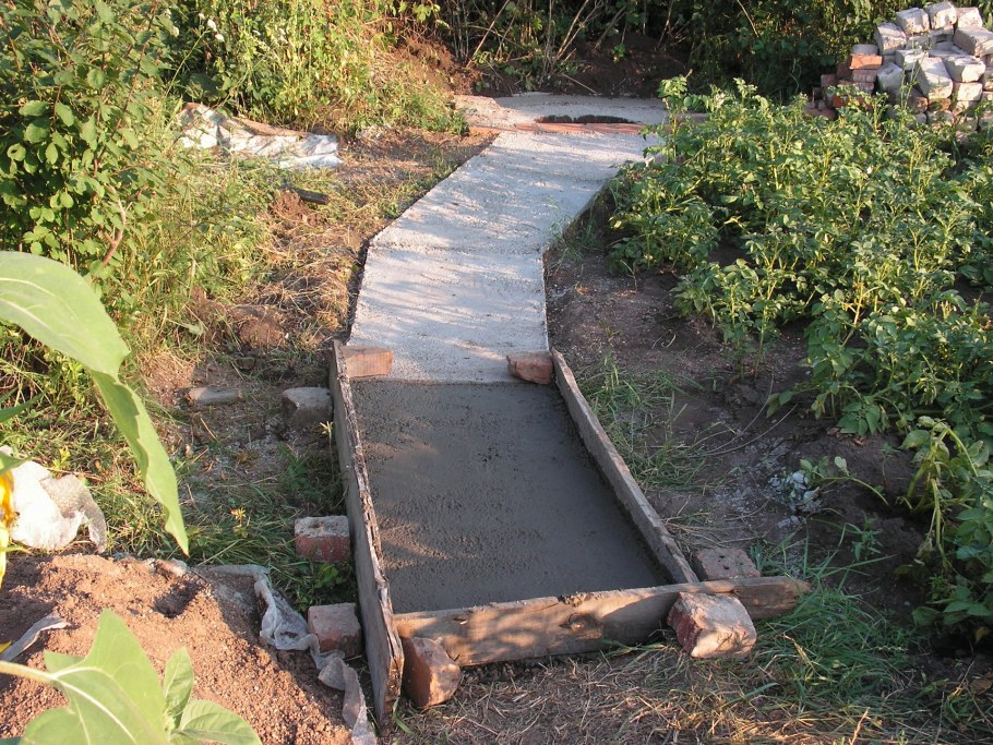 Цементные дорожки на даче