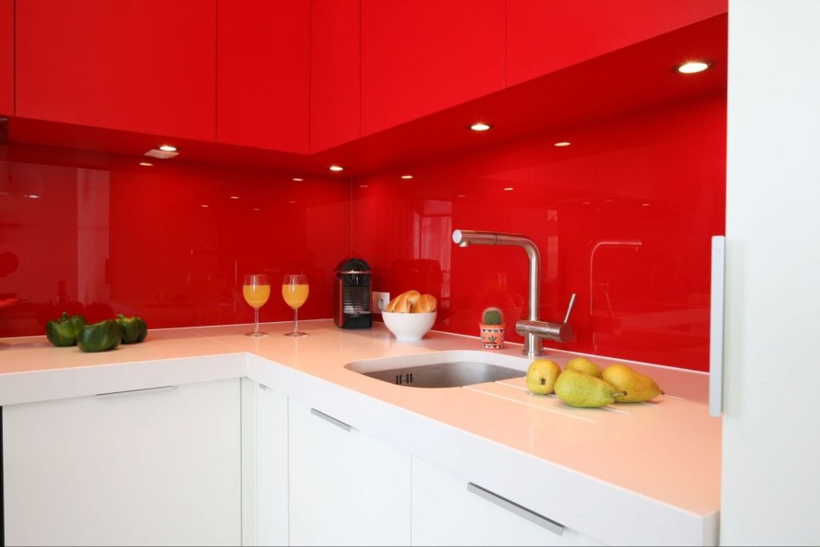 Белая кухня с красным фартуком
