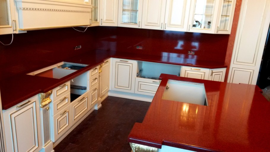 Бордовая столешница на кухне