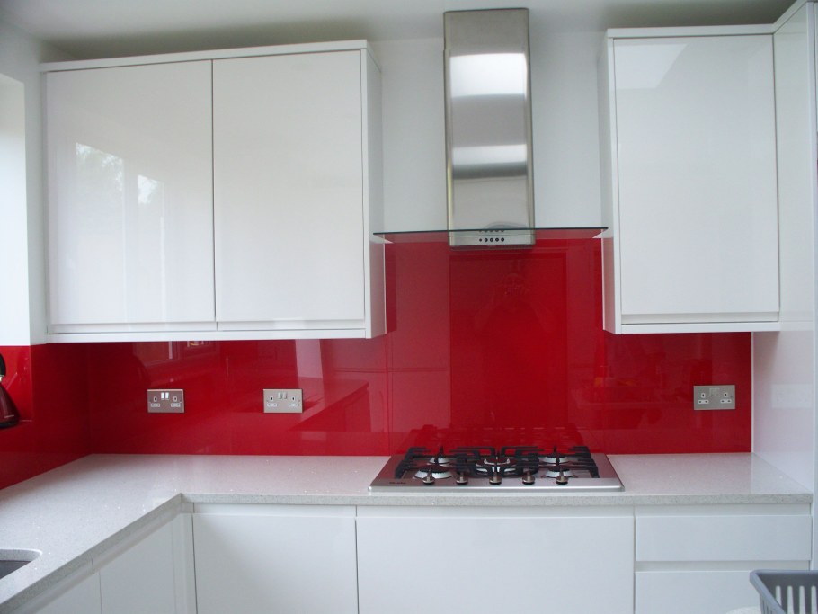 Красно белый гарнитур с красный фартуком