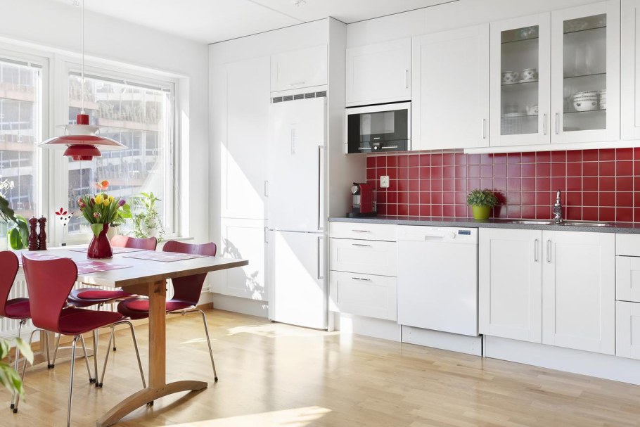 Белая кухня с красным фартуком