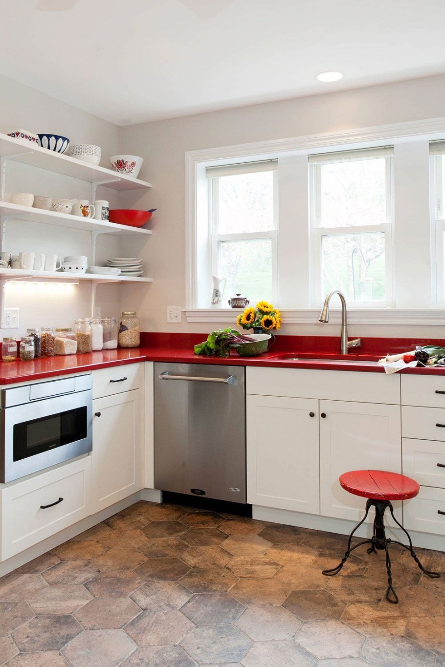 Белая кухня с красной столешницей
