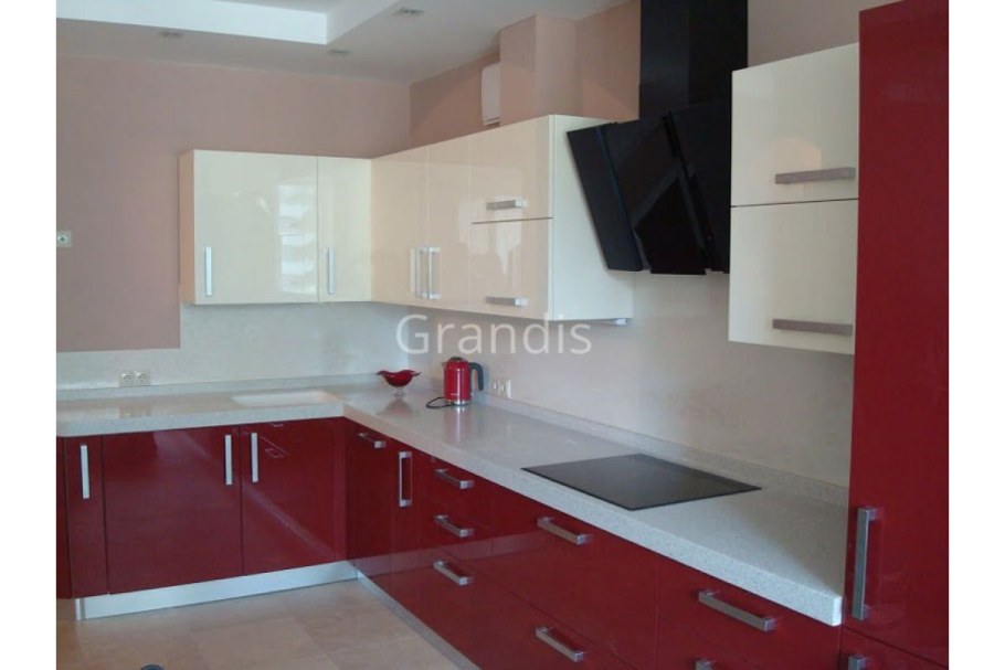 Белый кухонный гарнитур с красной столешницей