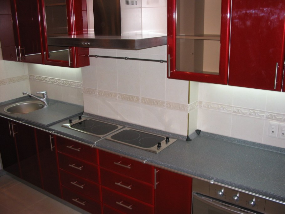 Глянцевая белая кухня с красным фартуком