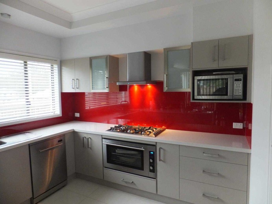 Бордовая кухня с черной столешницей