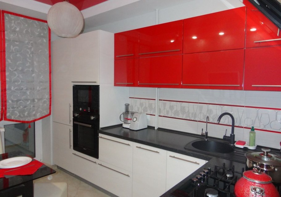 Красно белая кухня с черной столешницей