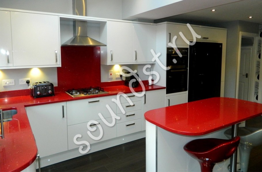 Кухонный гарнитур с красной столешницей
