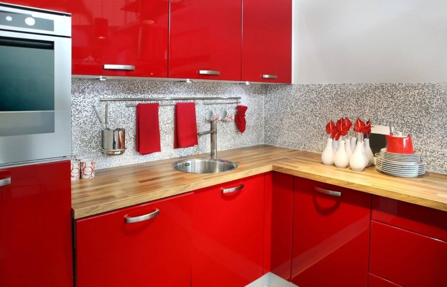 Кухонный гарнитур с красной столешницей