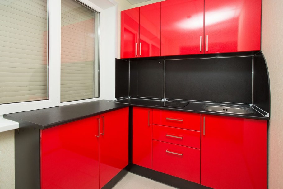 Красно белая кухня с черной столешницей