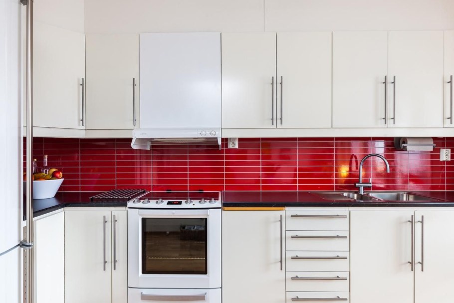 Кухня бордовая с белым