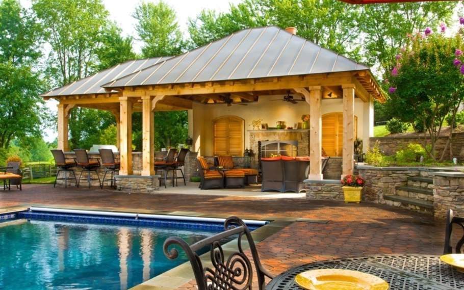 Красивый двор с бассейном