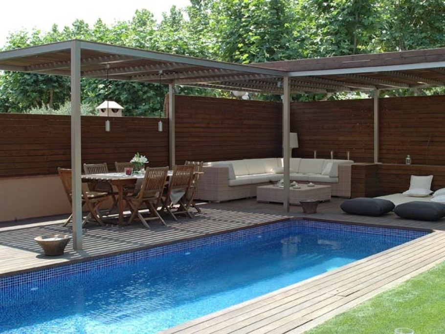 Беседка над бассейном