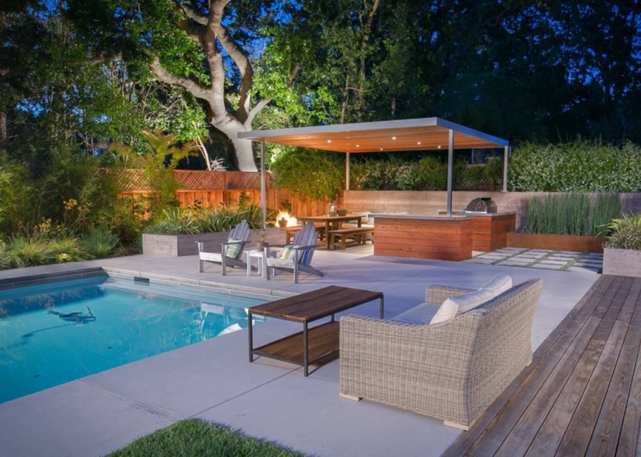 Территория вокруг бассейна