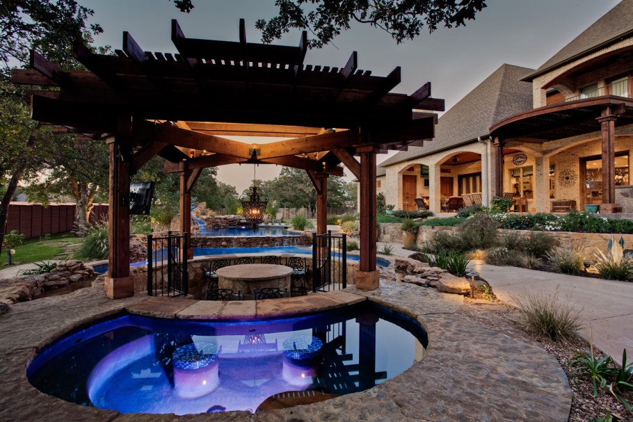 Зона барбекю с бассейном в загородном доме