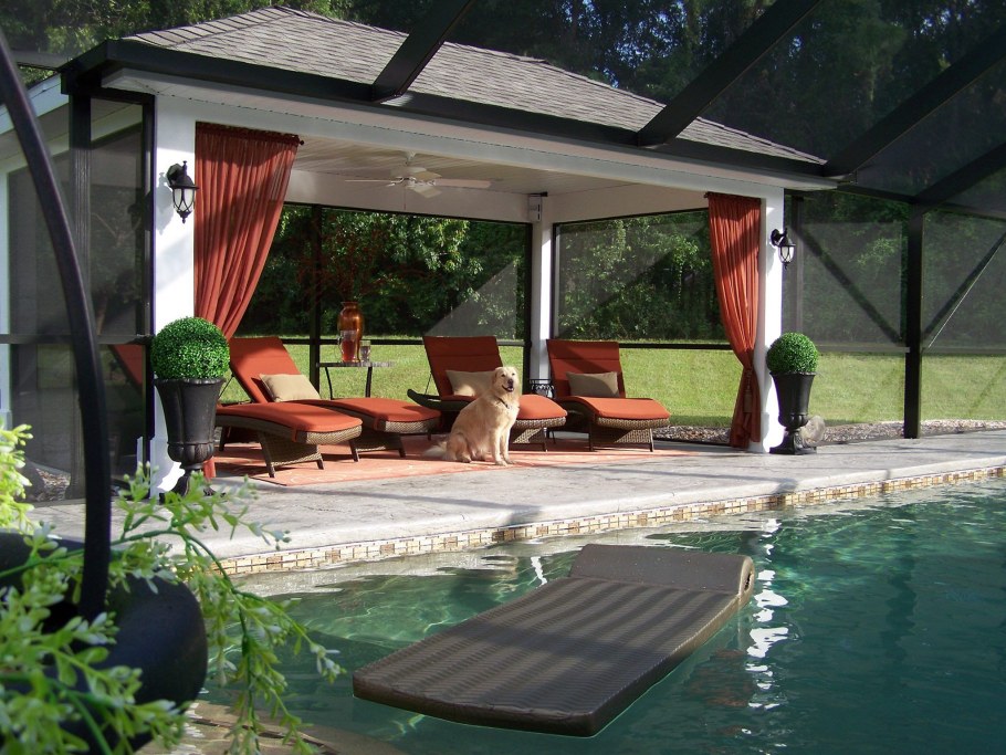 Пергола у бассейна