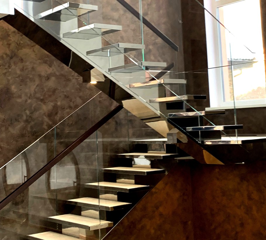 Лестница на монокосоуре с перилами из нержавейки