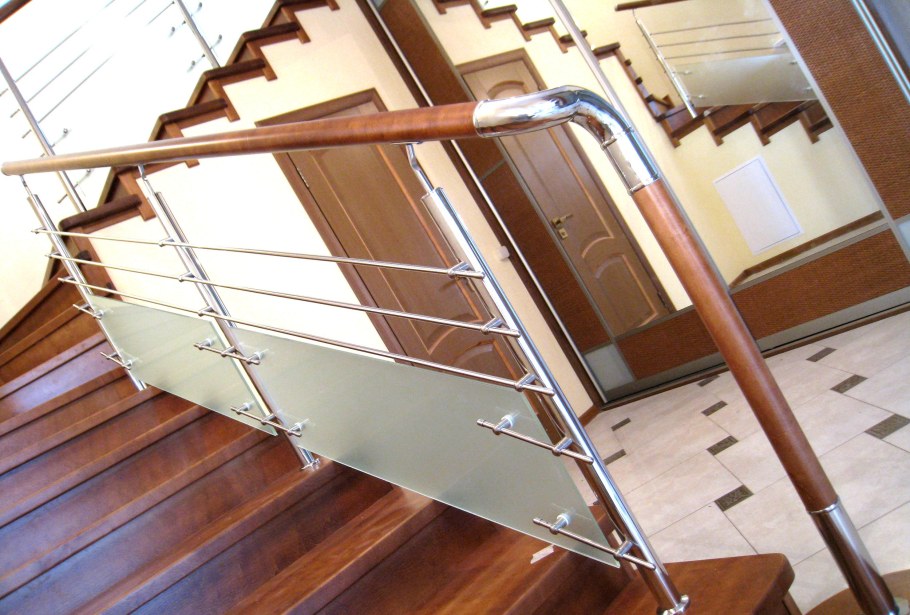 Ограждения из дерева и нержавейки для лестницы