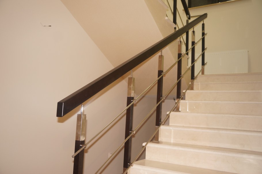 Ограждение с деревянным поручнем