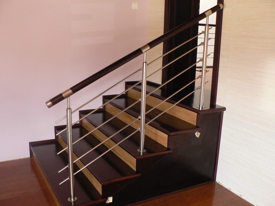 Комбинированное ограждение дерево-металл для лестниц