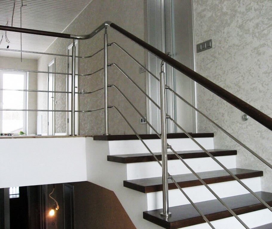 Перила для лестницы из нержавейки в частный дом