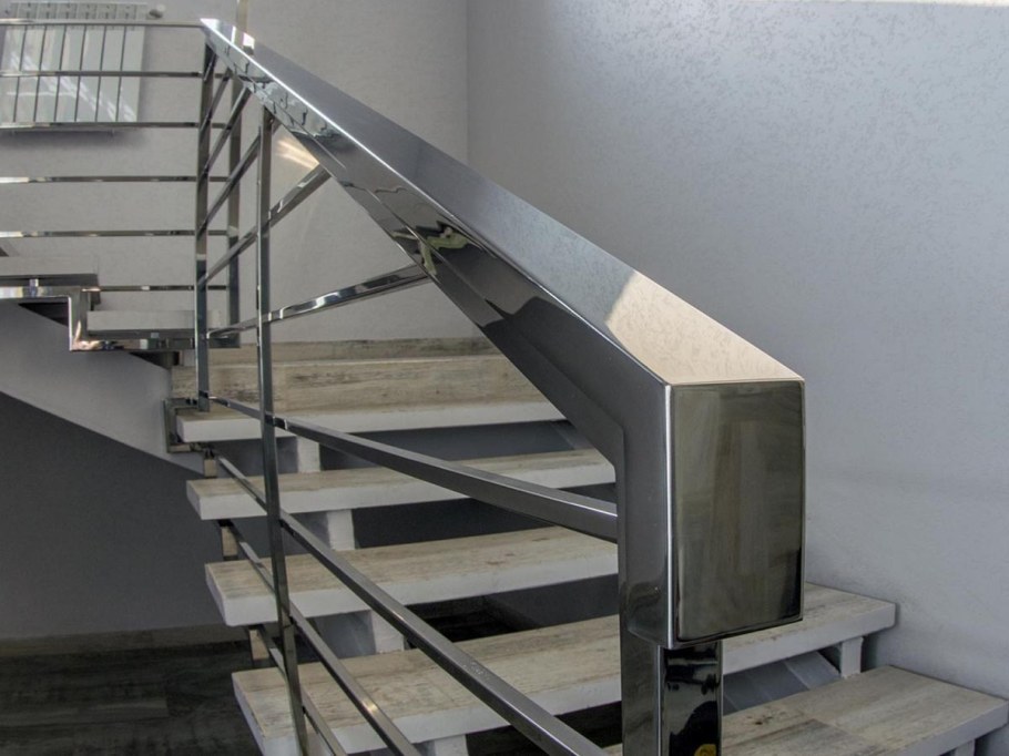 Металлический каркас лестницы из нержавейки