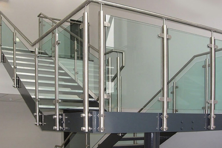 Ограждение из нержавейки и стекла