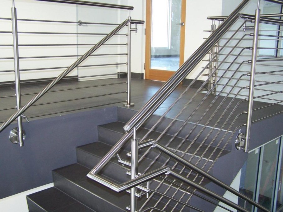 Ограждение металлическое лестницы нержавеющая сталь